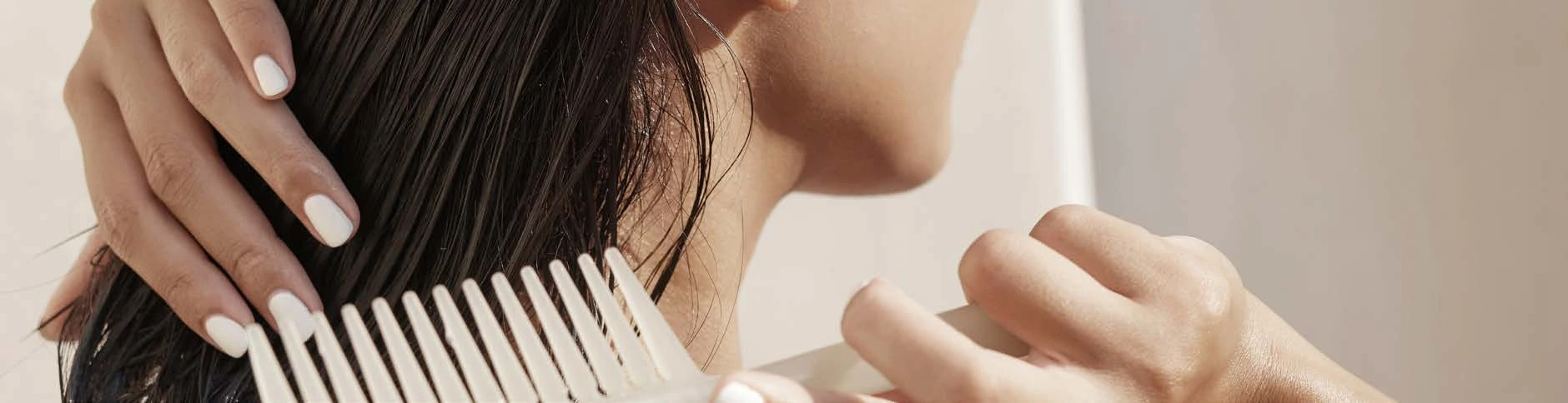 Model combing her hair from the Floland catalogue